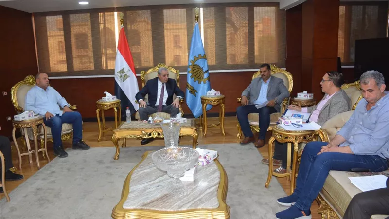 محافظ الغربية يناقش مشروعات مياه الشرب والصرف الصحي