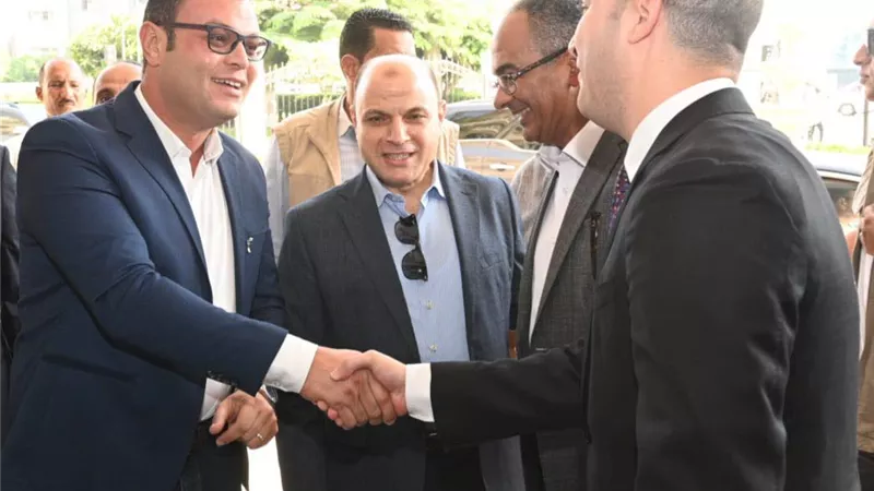 وزير الإسكان يصل كفر الشيخ لتفقد مشروعات مياه الشرب والصرف الصحى