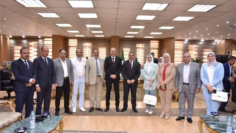 وزير العمل ومحافظ الشرقية يُسلمان عقود عمل لذوي الهمم