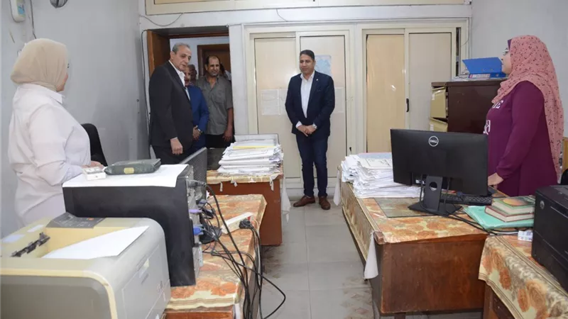 محافظ الغربية يتفقد إدارات الديوان العام لمتابعة انتظام العمل