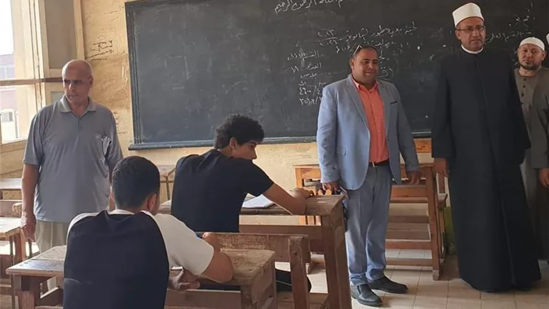 رئيس الإدارة المركزية يتفقد لجان الدور الثاني للثانوية الأزهرية