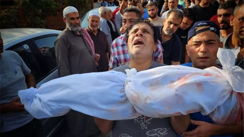 إسرائيل تدك دير البلح ووسط وغرب رفح الفلسطينية.. بالمدفعية