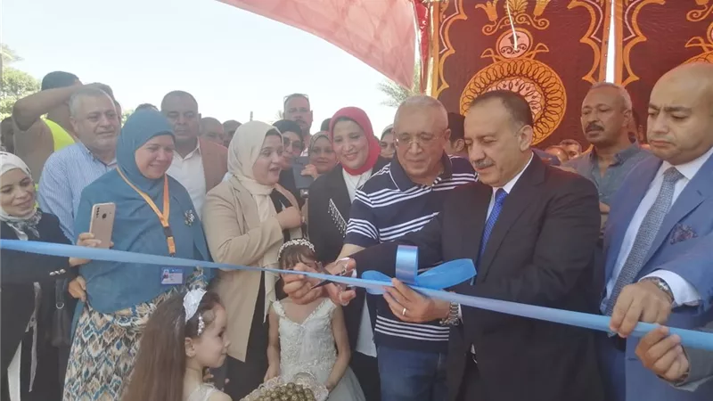 محافظ أسيوط وامين حزب مستقبل وطن يفتتحان معرض تمكين المرأة