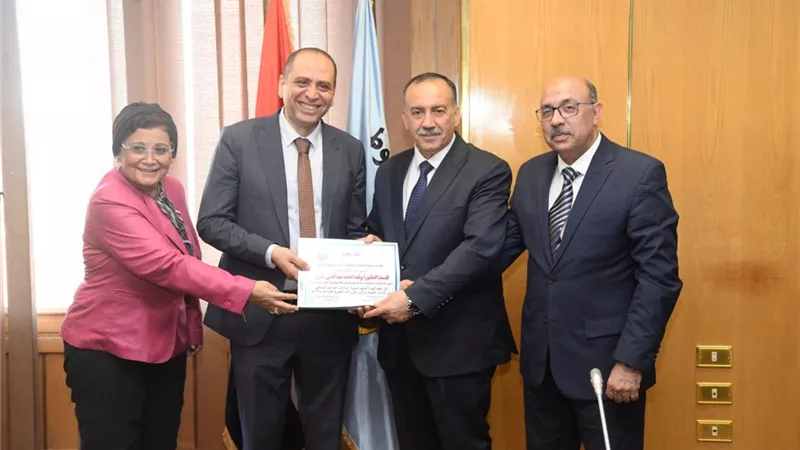 محافظ أسيوط يكرم طبيبين لجهودهما في زيادة معدلات الولادة الطبيعية