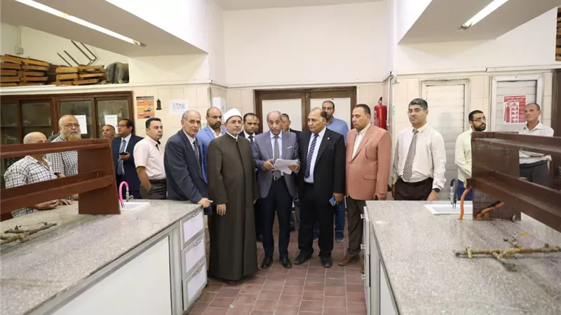 رئيس جامعة الأزهر يشيد بأعمال التطوير بقسم علم الأدوية والسموم