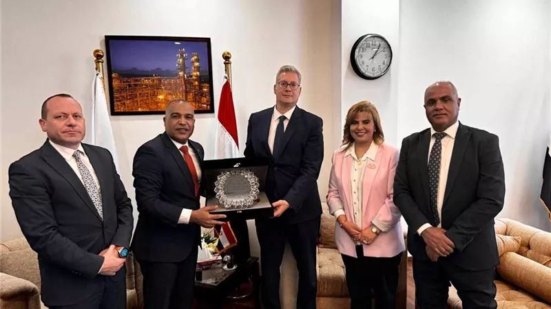 بدوي يلتقي وفد النقابة العامة للعاملين بالبترول