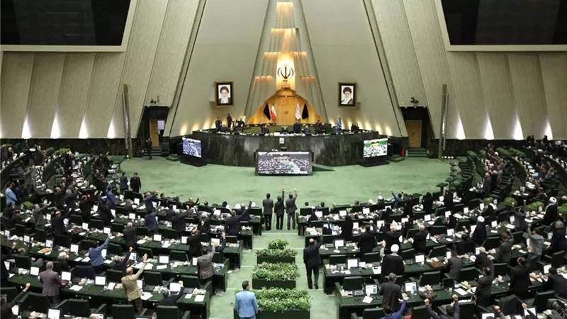 البرلمان الإيراني يمنح الثقة لجميع أعضاء حكومة بزشكيان