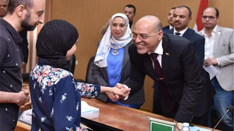 وزير العمل ومحافظ الشرقية يسلمان عقود عمل لذوي همم بالمحافظة