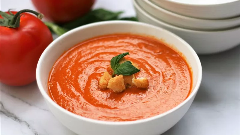 تعرفي على الطريقة الأصلية لعمل شوربة الطماطم من المطبخ الإيطالي