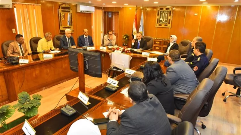محافظ أسيوط: وضع خطة طوارئ لتأمين المنشآت ضد الكوارث