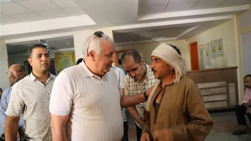 محافظ الوادى الجديد يلتقي المرضي بمستشفى الخارجة والتأمين الصحي