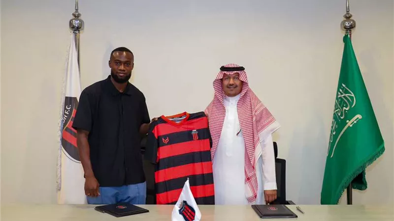 هدف الأهلى السابق ينتقل رسميا الى الرياض السعودى