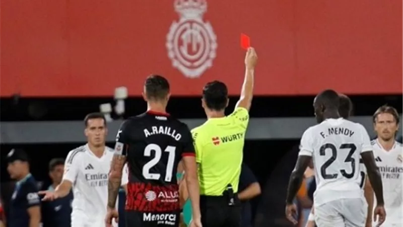 الاتحاد الإسبانى يعاقب ميندى بعد الطرد أمام مايوركا
