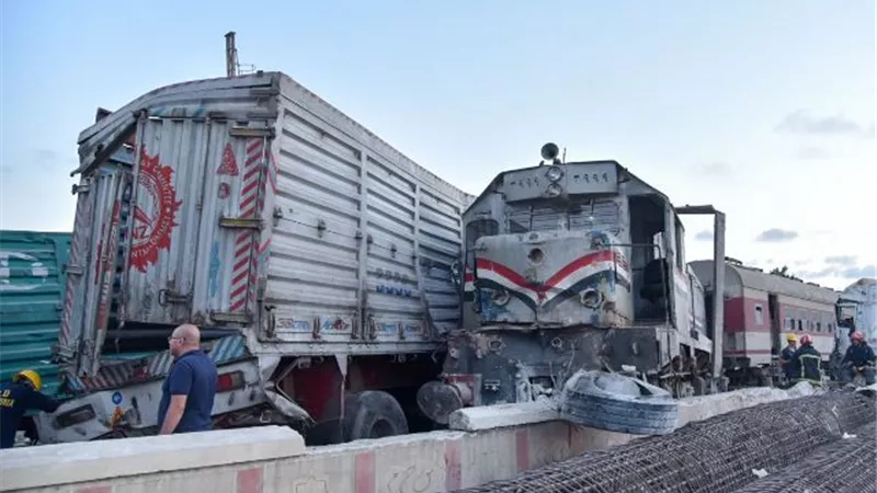 النيابة بدأت التحقيقات فى حادث تصادم قطار مطار برج العرب