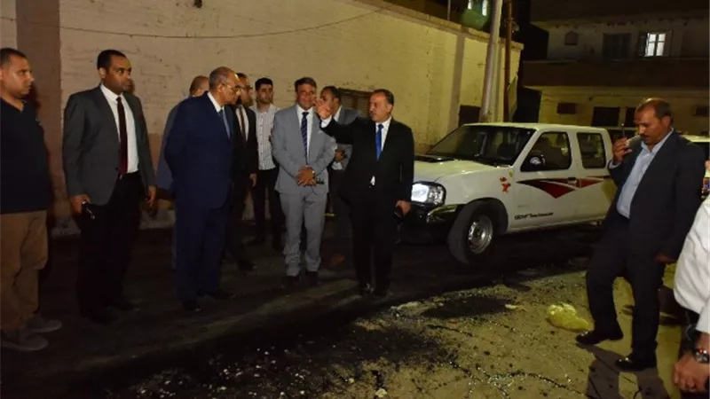 فى جولة مسائية .. محافظ أسيوط يتفقد اعمال الرصف