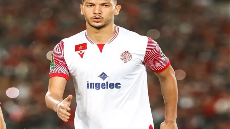 الأهلي يفاضل بين أشرف داري وثنائي أفريقي لتدعيم الدفاع