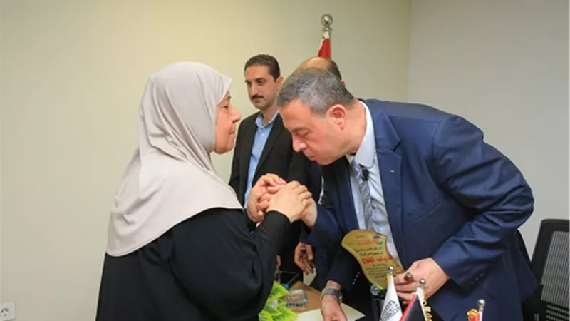 سفير فلسطين بالقاهرة يدعم مرضى السرطان بمستشفى الأورمان بالأقصر