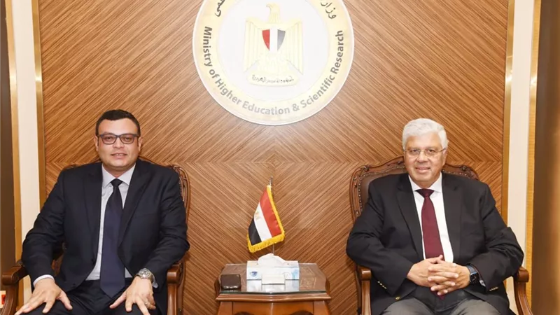 الشربينى وعاشور يستعرضان موقف تنفيذ وتشغيل جامعتى العلمين والمنصورة