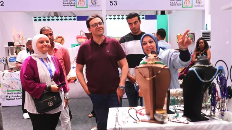وزير الثقافة يزور معرض تنمية الأسرة المصرية ويشيد بأجنحته