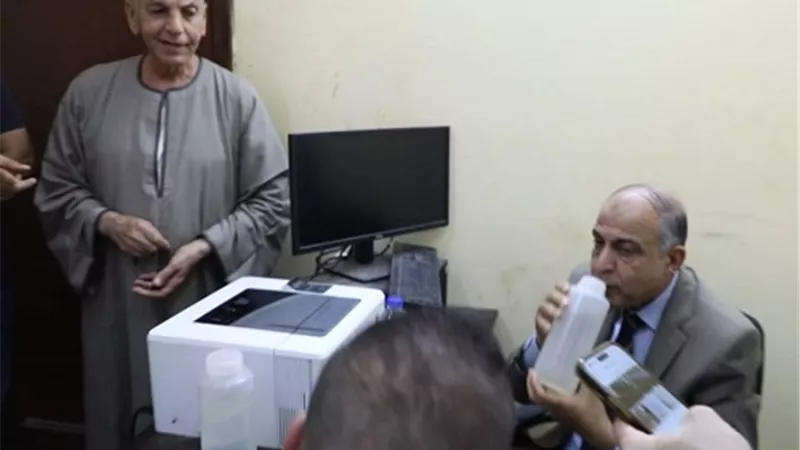 محافظ المنيا يشرب من مياه محطة أبا بمغاغة لطمأنة الأهالي