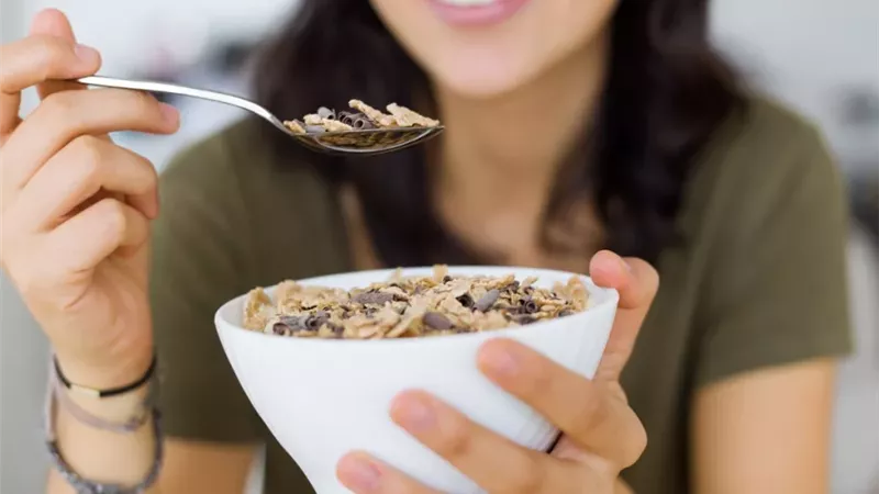 بذور طبيعية يجب إضافتها لنظامك الغذائي للحصول على شعر ناعم وقوي