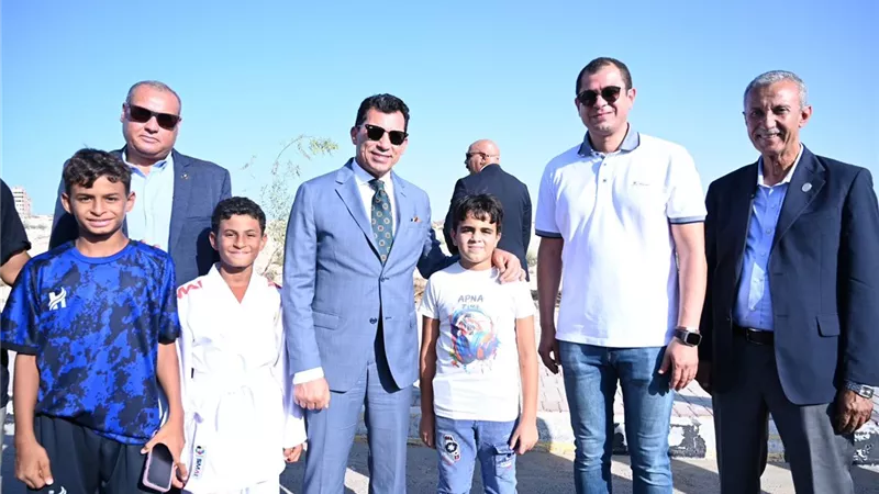 وزير الرياضة يتفقد المدينة الشبابية بسيدي عبد الرحمن