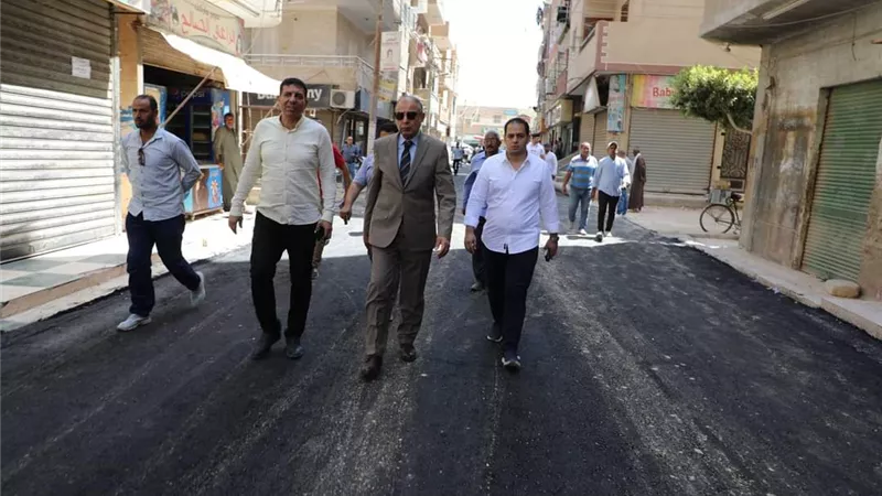 محافظ المنيا يتابع أعمال رصف شارع الشريف بسمالوط