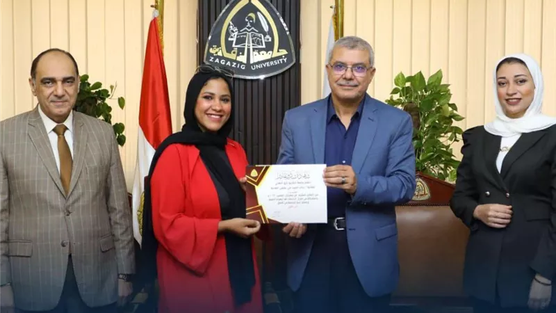 رئيس حامعة الزقازيق يكرم كورال الجامعة