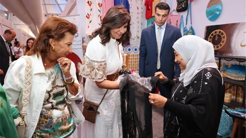 السفيرة نبيلة مكرم تشيد بمنتجات معرض تنمية الأسرة المصرية بالعلمين