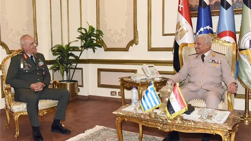 وزير الدفاع المصري يلتقي برئيس أركان اليونان