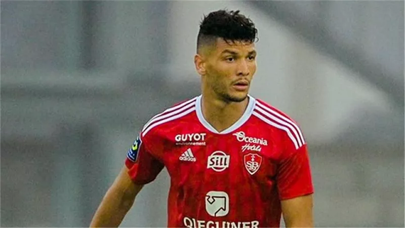 الأهلي يضم مدافع بريست الفرنسي رسميًا.. واللاعب فى القاهرة غداً