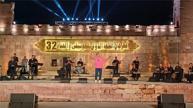 إيهاب توفيق يشعل حفل مهرجان القلعة بأغنية 