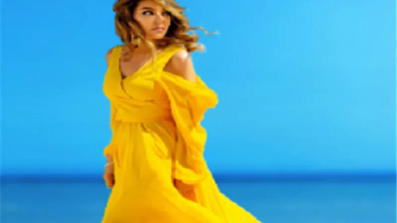 سميرة سعيد تخطف الأنظار على البحر