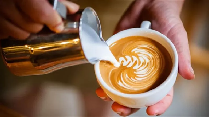 ماذا يحدث عند إضافة حليب الصويا إلى القهوة ؟ دراسة تكشف