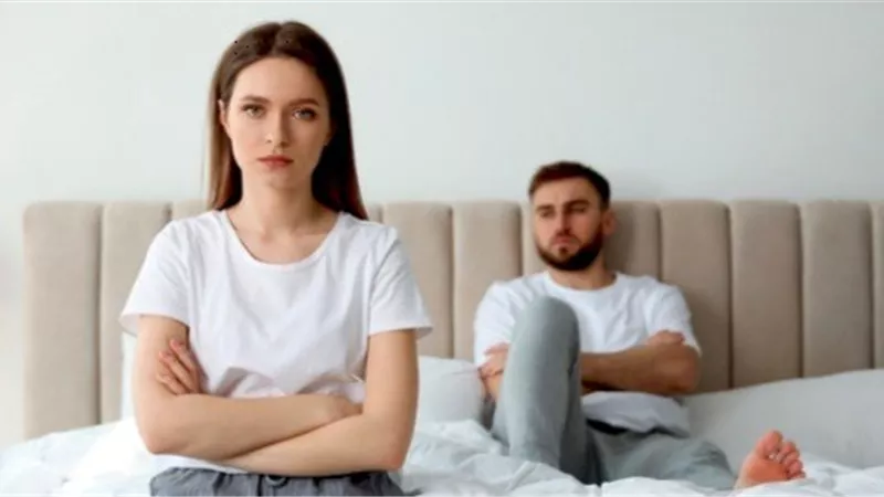 علامات تعلق زوجك المرضي بالأم