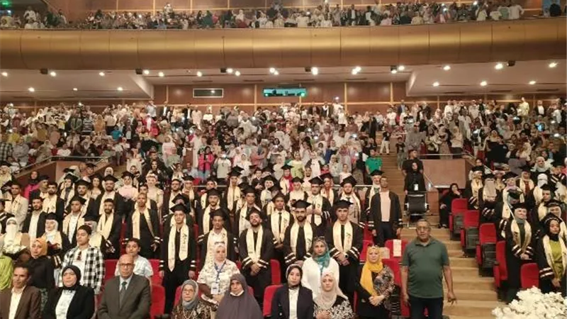 منارة الإبداع تضىء تخرج طلاب أقسام كلية الآداب بجامعة حلوان.. صور