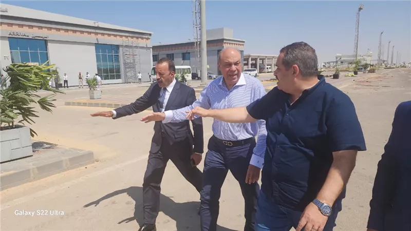 وزير الطيران فى جوله مفاجئه بمطار العلمين - صور