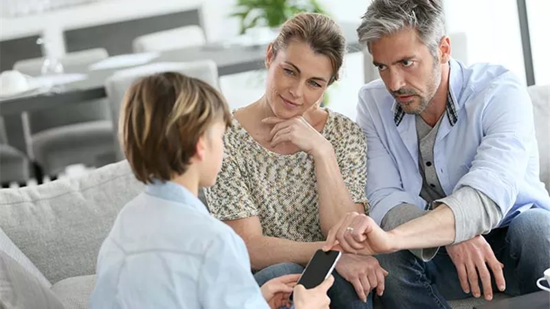 كيف نحمى أطفالنا من الإعلانات الموجهة على منصات التواصل ..فيديو