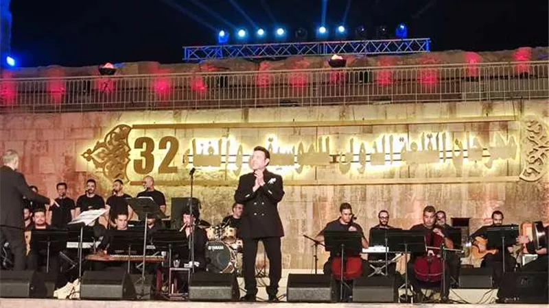 آلاف المشاهدين يتفاعلون مع هاني شاكر بمهرجان القلعة