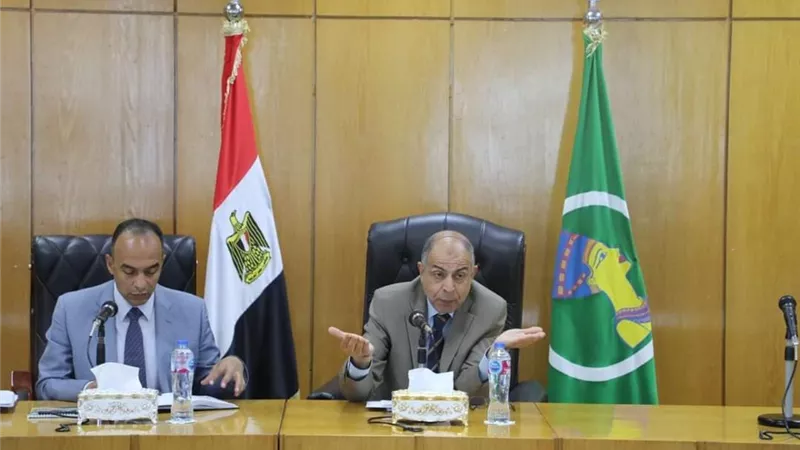 محافظ المنيا يبحث تفعيل مبادرة بناء الإنسان