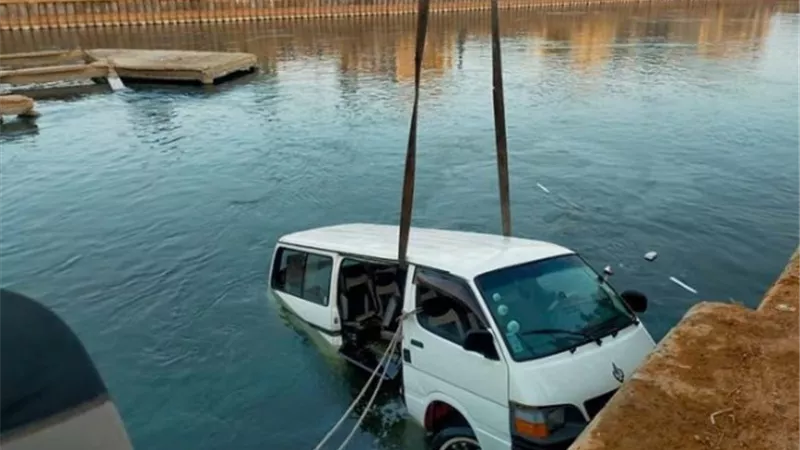 الدفاع المدني بالجيزة ينقذ ركاب ميكروباص من الغرق