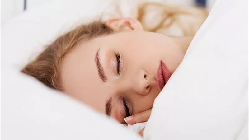 أضرار النوم بالمكياج..أحذرها