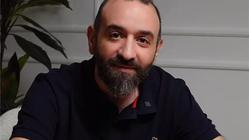 عمرو سلامة :مينفعش ألعب دور الأب الحقيقي مع بنات زوجتي