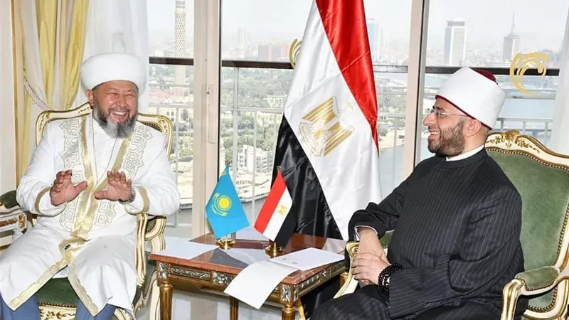 وزير الأوقاف يلتقي مفتي كازاخستان على هامش المؤتمر الدولي الخامس