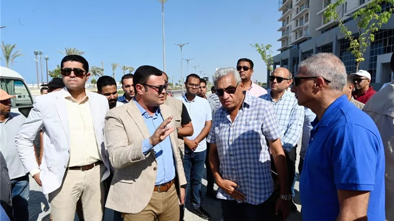 وزير الإسكان يتفقد أعمال تنفيذ الوحدات بكمبوند 