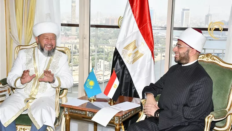 وزير الأوقاف يلتقي مفتي كازاخستان على هامش المؤتمر الدولي الخامس والثلاثين