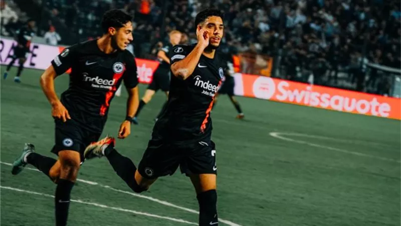 مرموش يقود تشكيل فرانكفورت أمام بوروسيا دورتموند بالدوري الألماني