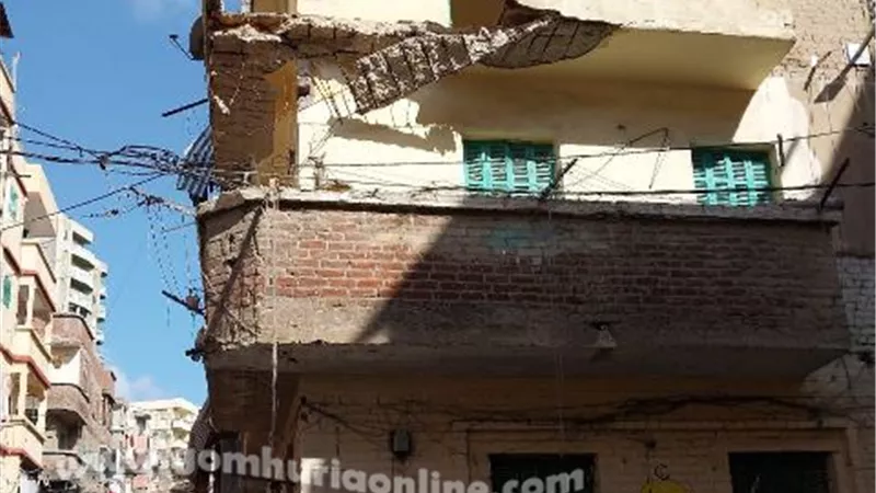 إزالة الخطورة الداهمه بعقار بالمتراس غرب الإسكندرية