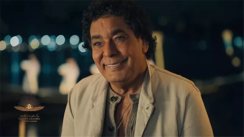 طبيب محمد منير يطمئن الجمهور على حالته الصحية .. فيديو