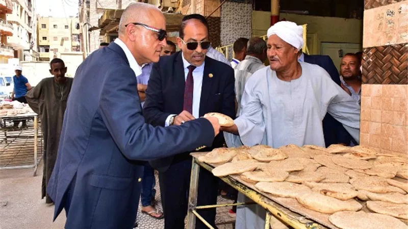 محافظ الأقصريتفقد المخبز الآلى وعدد من المخابز والمنافذ التموينية